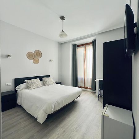Hostal Conde De Alba Мадрид Экстерьер фото