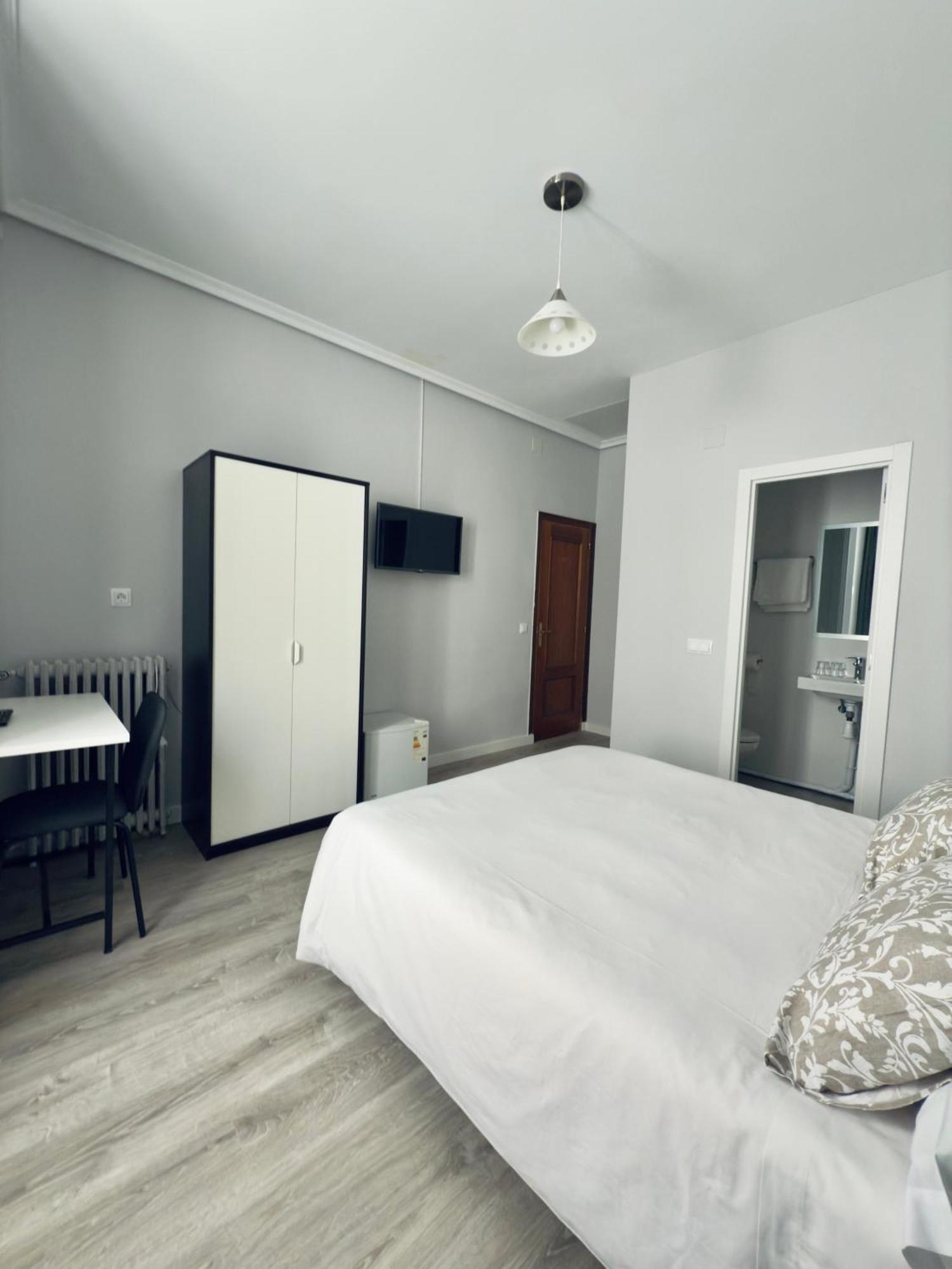 Hostal Conde De Alba Мадрид Экстерьер фото