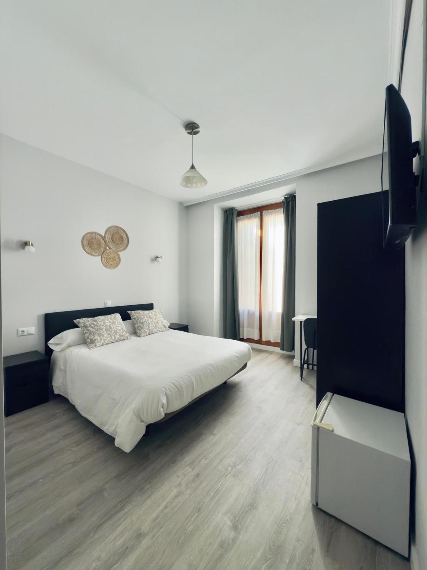 Hostal Conde De Alba Мадрид Экстерьер фото