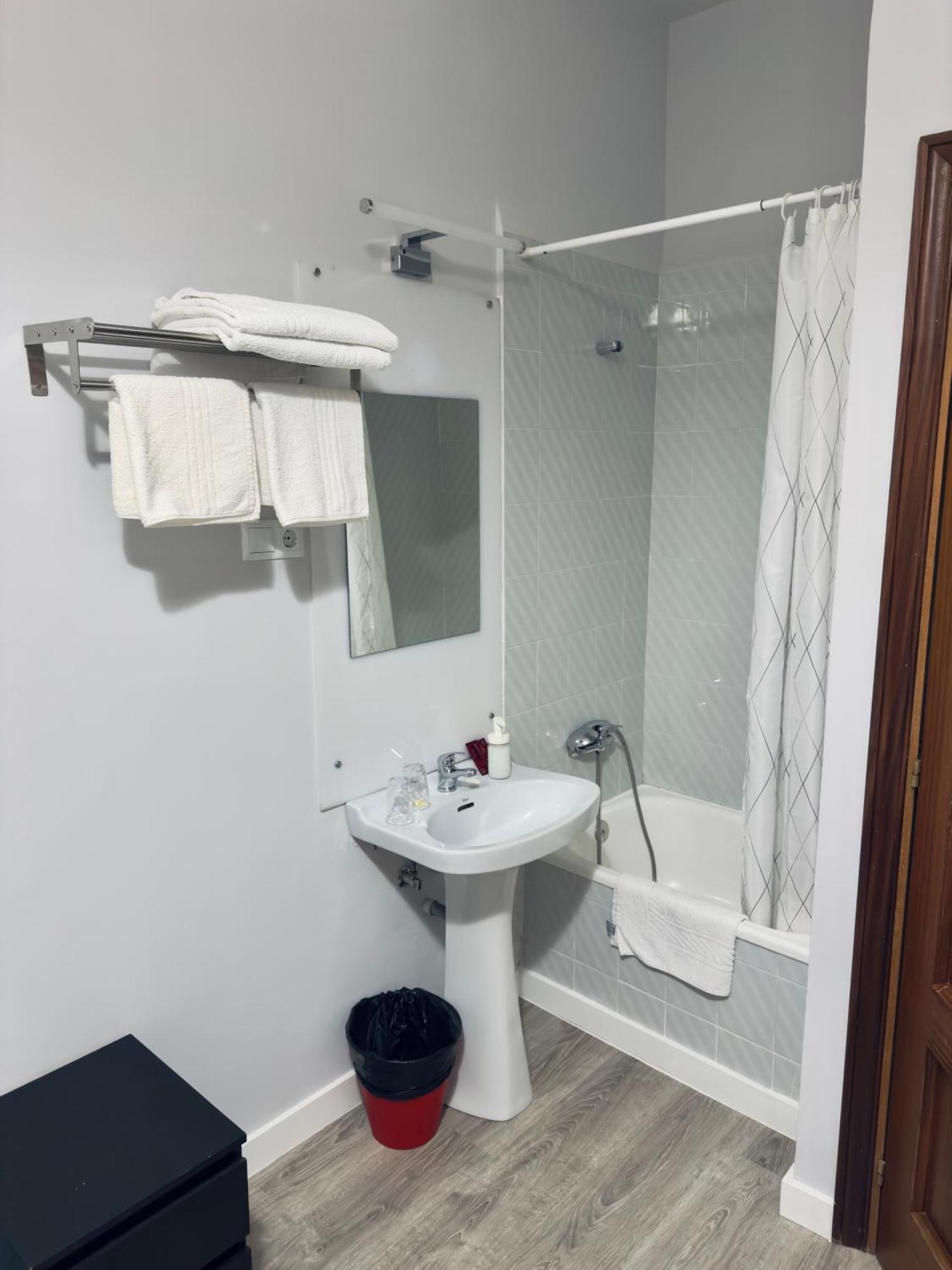 Hostal Conde De Alba Мадрид Экстерьер фото