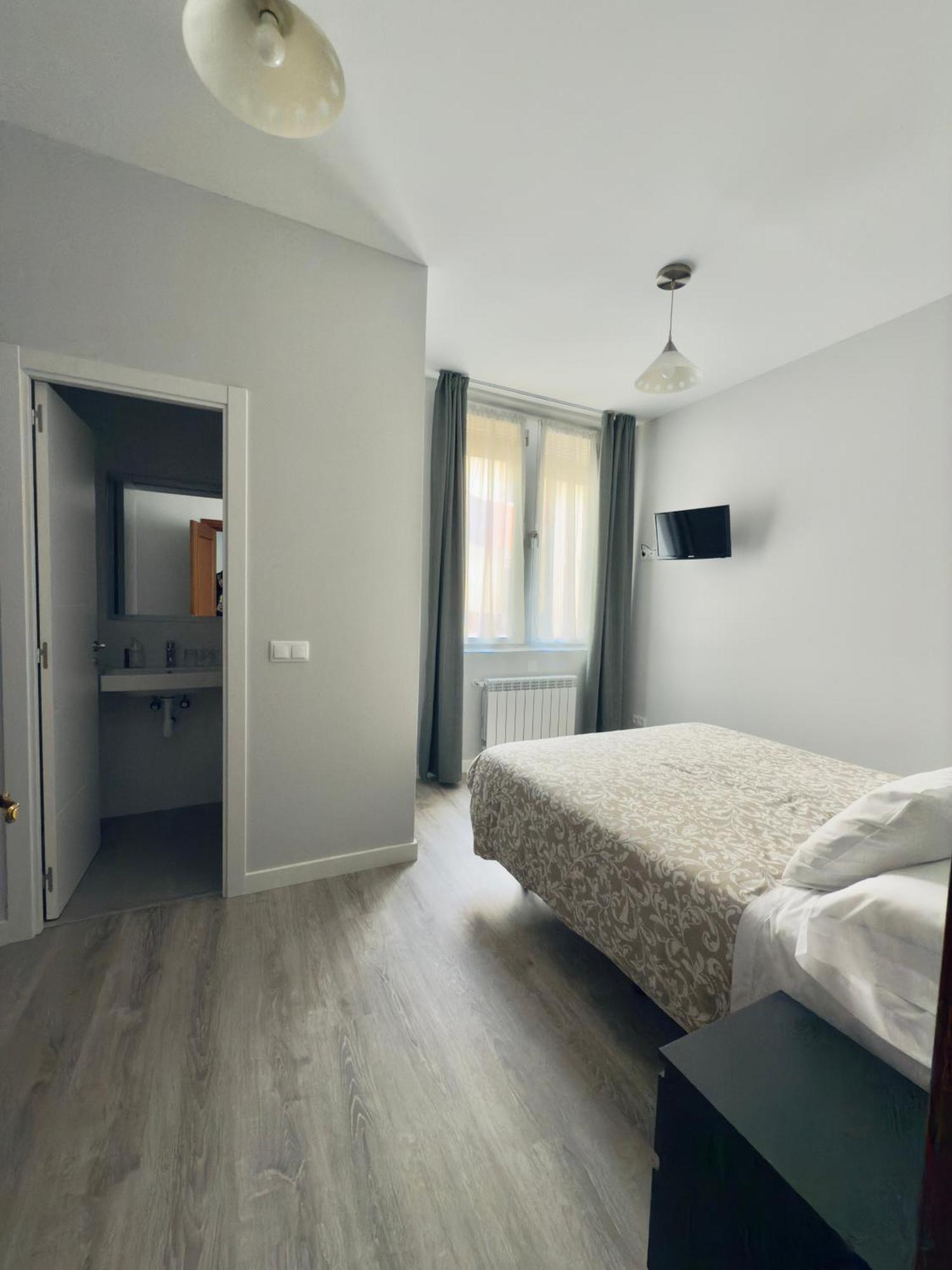 Hostal Conde De Alba Мадрид Экстерьер фото