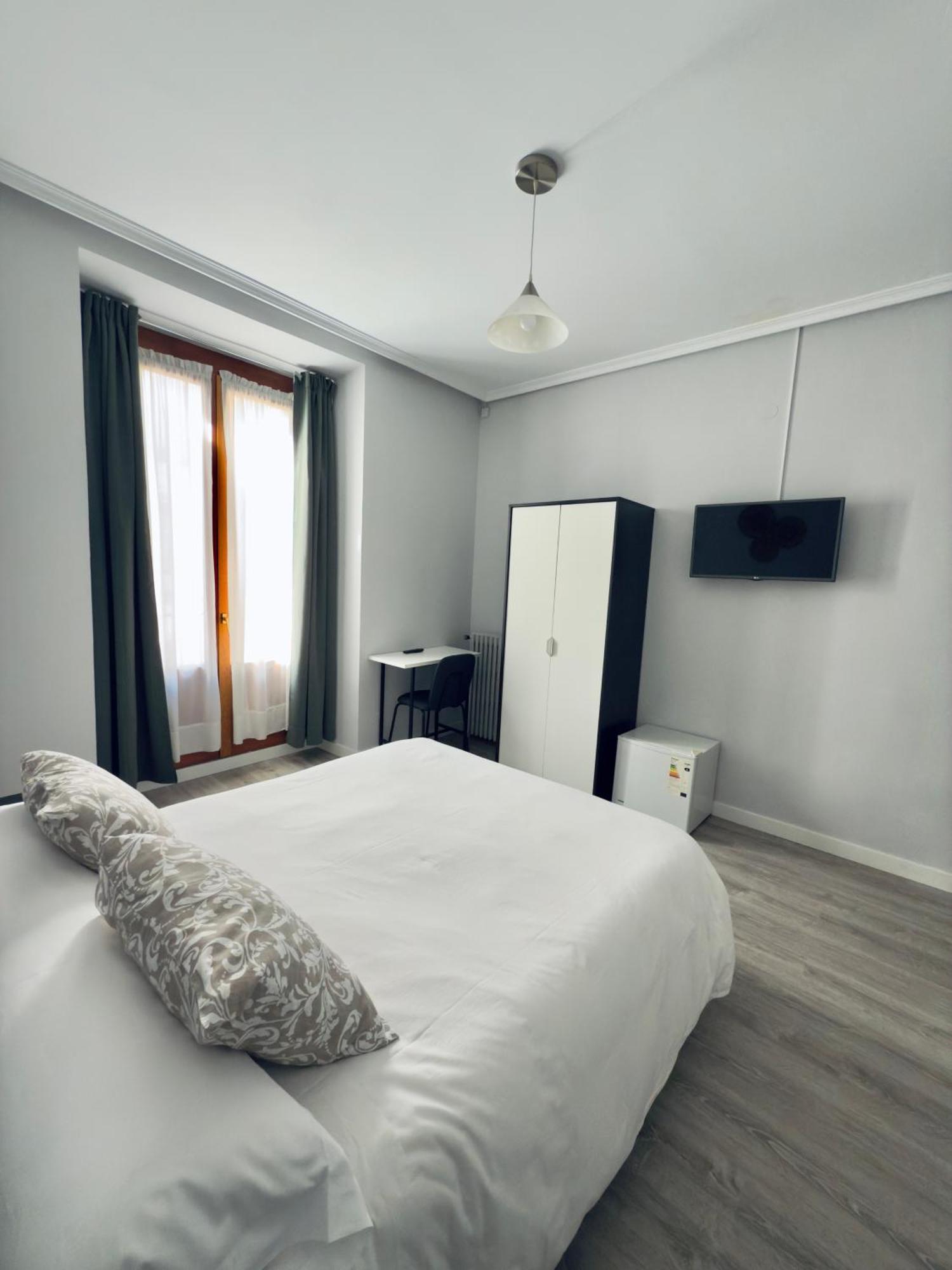 Hostal Conde De Alba Мадрид Экстерьер фото