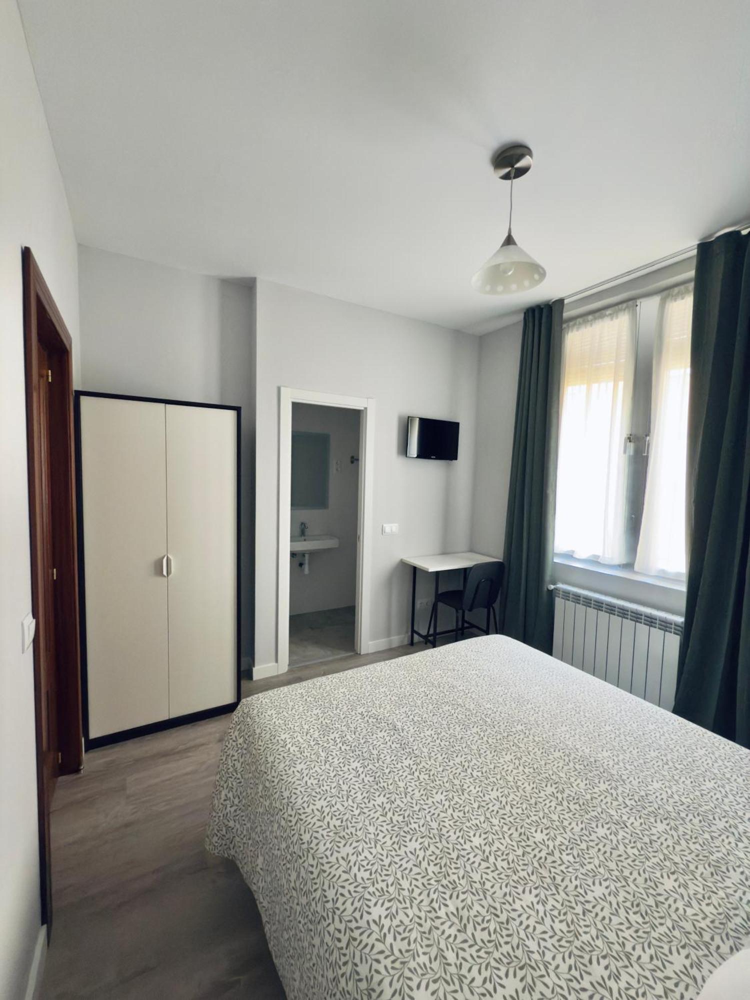 Hostal Conde De Alba Мадрид Экстерьер фото