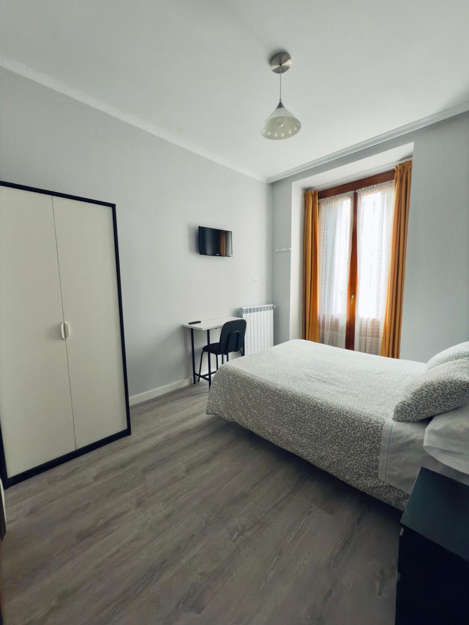 Hostal Conde De Alba Мадрид Экстерьер фото