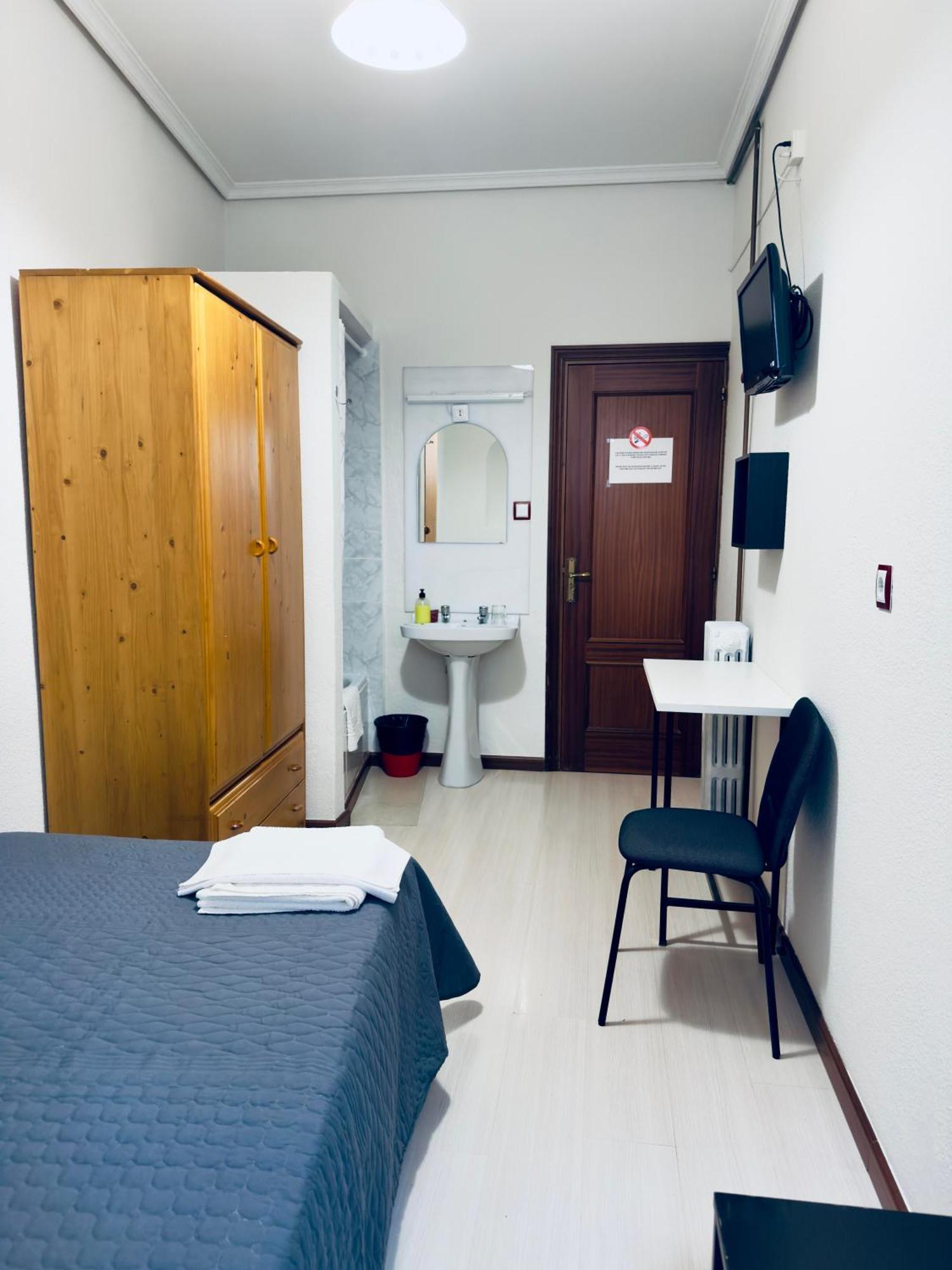 Hostal Conde De Alba Мадрид Экстерьер фото
